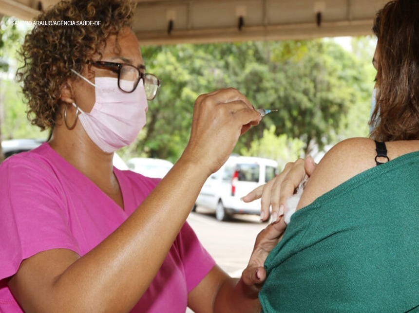 DF antecipa aplicação de vacinas da Pfizer e da AstraZeneca