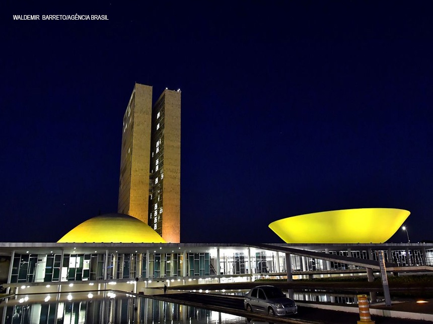 Congresso é iluminado de laranja pelo fim da violência contra a mulher