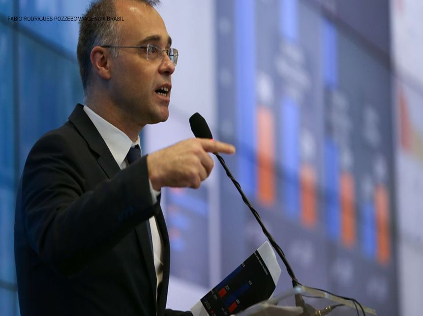 Ex-advogado-geral da União assume cadeira de ministro no STF