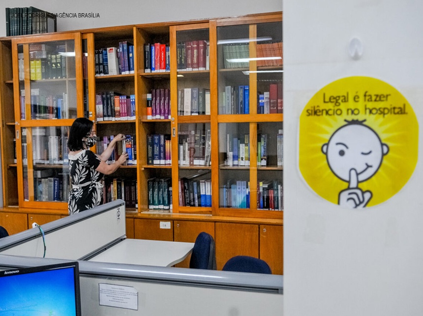 Hospitais públicos do DF guardam ciência e pesquisa em bibliotecas próprias