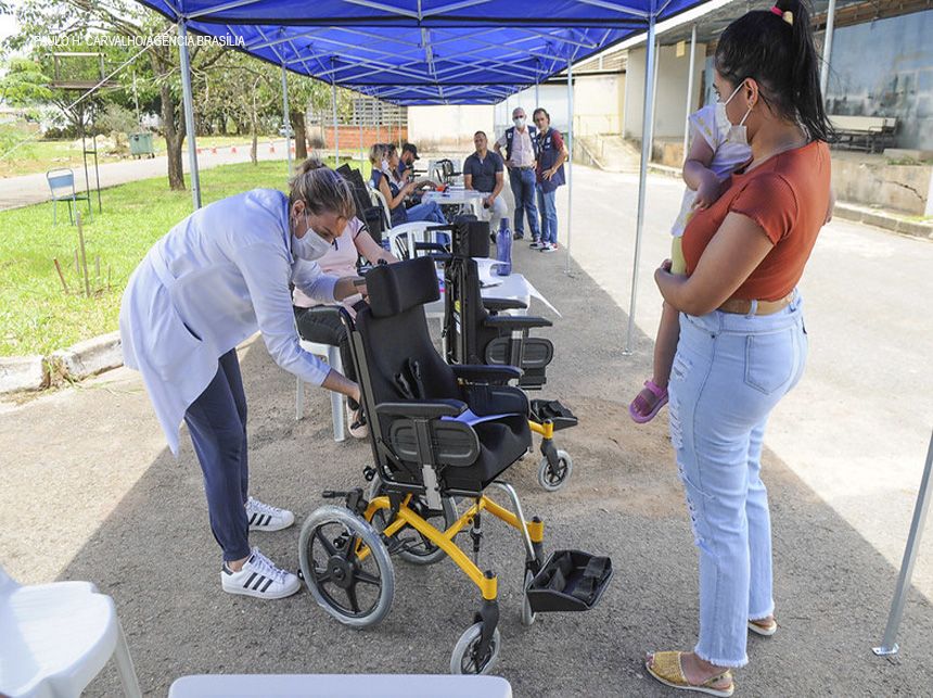 Mais 370 cadeiras de roda e de banho são distribuídas no DF