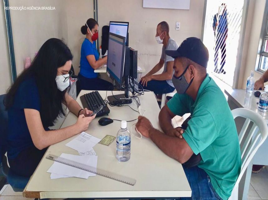 Ação no Centro Pop Brasília auxilia abertura de contas de beneficiários do DF Social