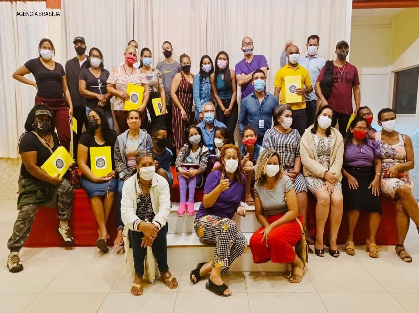 Moradores da Estrutural recebem certificado do curso de segurança cidadã