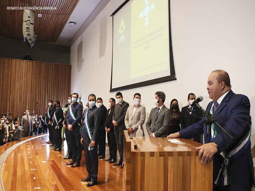 Governador, vice e secretários são condecorados pela Câmara Legislativa do DF