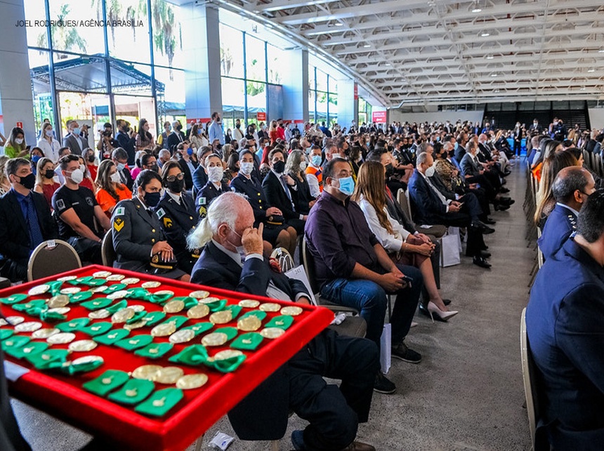 Medalha do Mérito Buriti é concedida a 442 homenageados em Brasília
