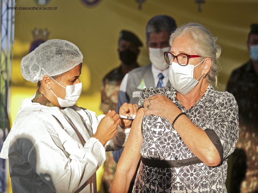Cerimônia celebra o alcance de 100 mil vacinas aplicadas na Praça dos Cristais em Brasília