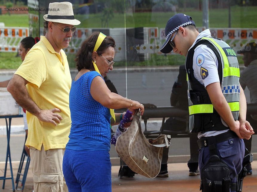 Distrito Federal é condenado a indenizar mulher por excesso em abordagem policial