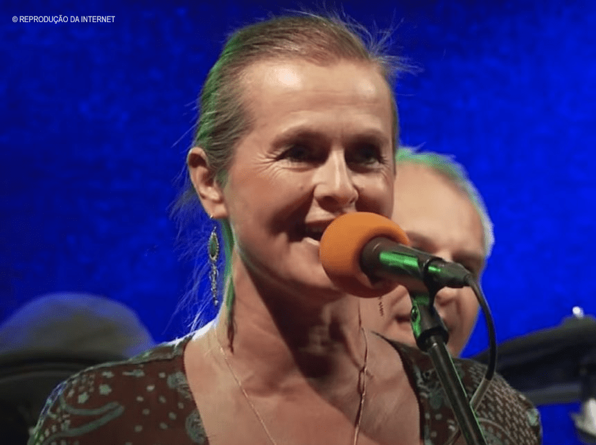 Caso de cantora tcheca, antivacina, que morreu após contrair covid-19 propositalmente serve de alerta, aponta Cofen