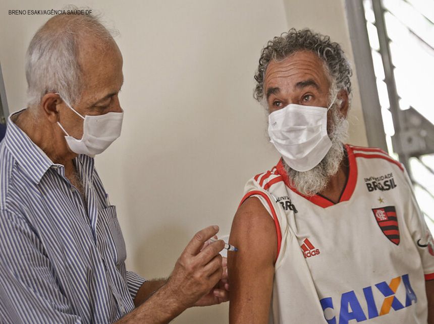 População em situação de rua do DF recebe dose de reforço da vacina contra a covid-19