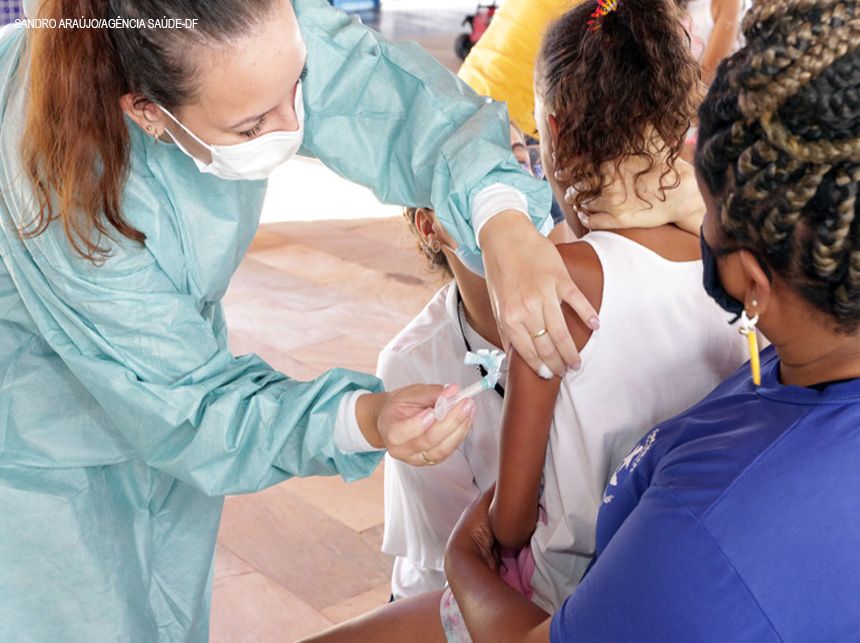 Vacinação itinerante atende instituições permanentes da região de Saúde Central