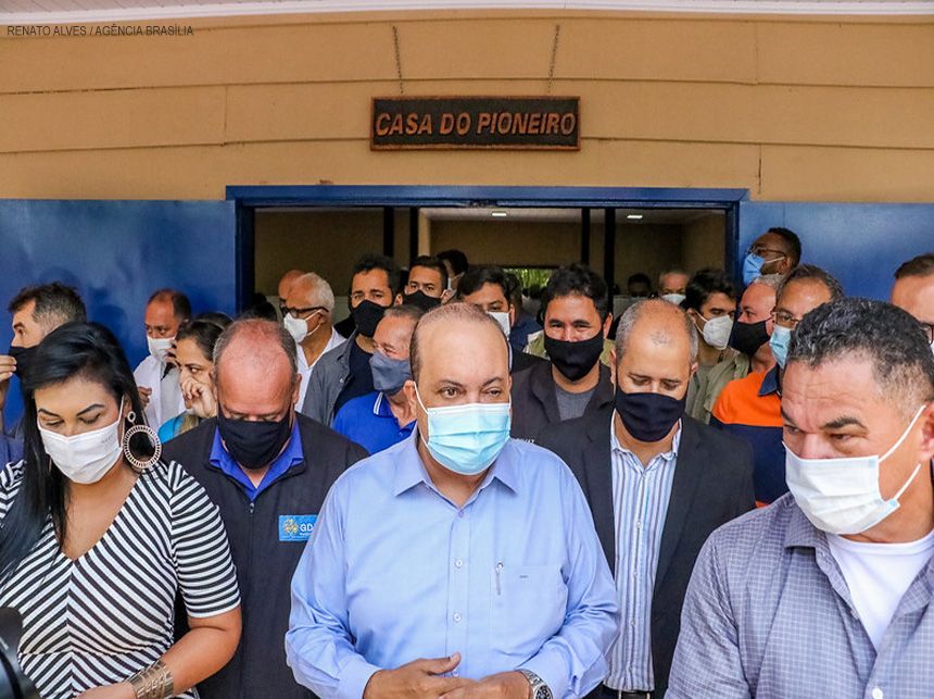 Ibaneis volta a falar de dificuldades para abrir mais leitos Covid no DF