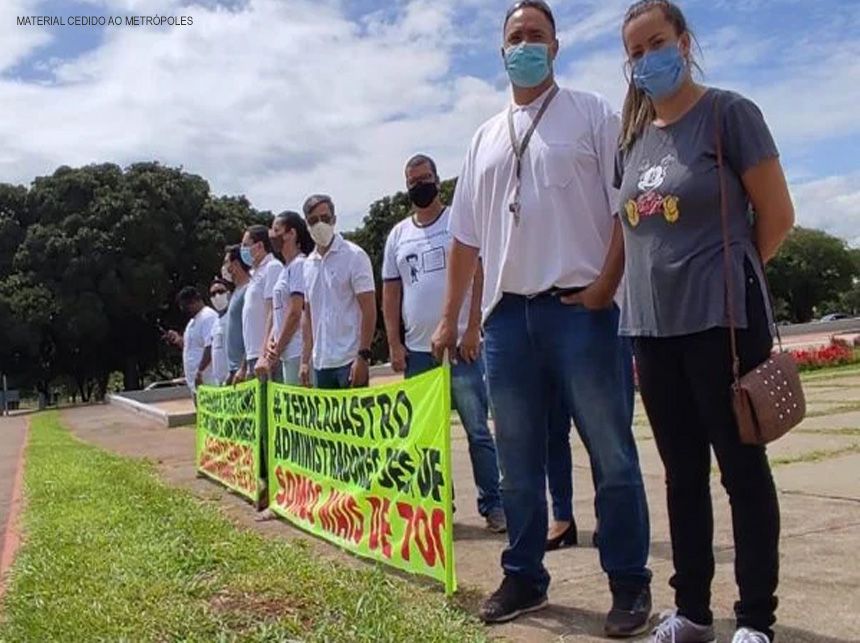Aprovados no concurso da Saúde cobram nomeações durante ato no Buriti