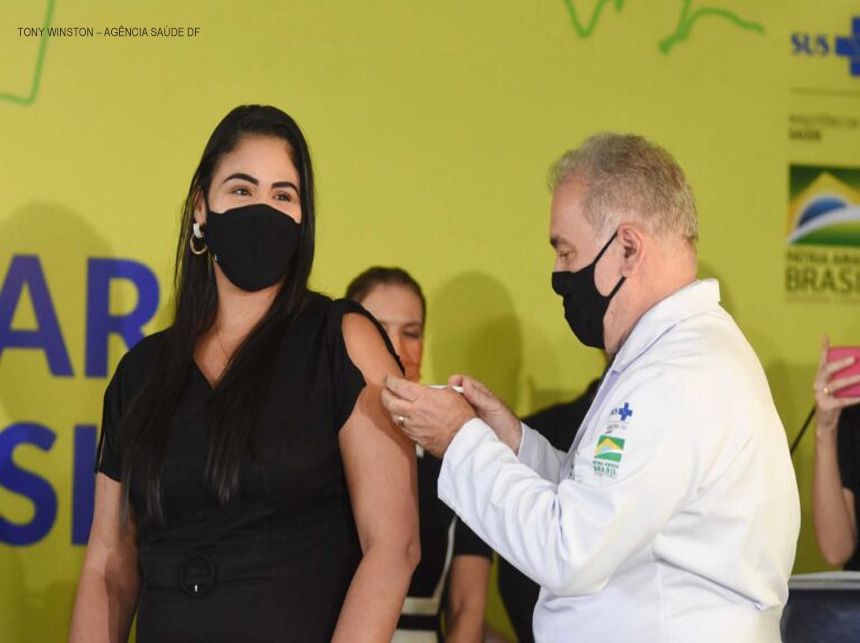 Servidora da Saúde recebe dose de reforço com imunizante 100% produzido no Brasil