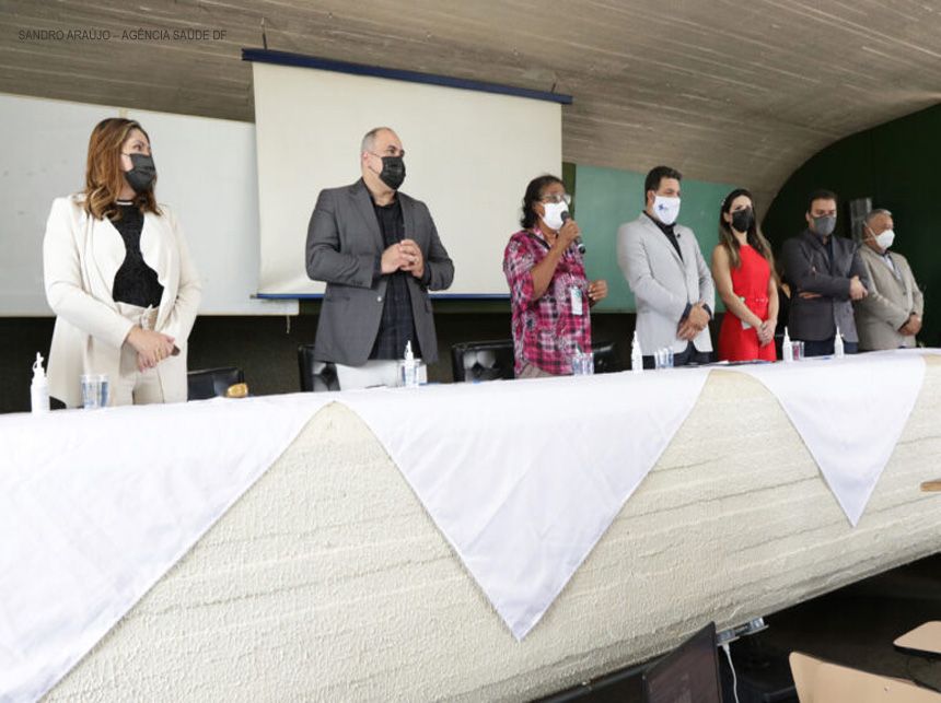 Jorge Vianna homenageia servidores do HRT