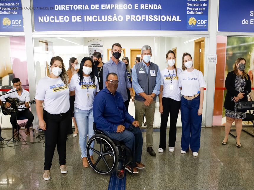 Ponto de vacinação na estação do metrô prioriza atendimento à população com deficiência