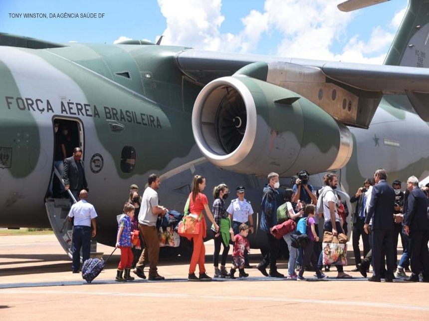 Covid: brasileiros que chegaram da Ucrânia são imunizados em Brasília