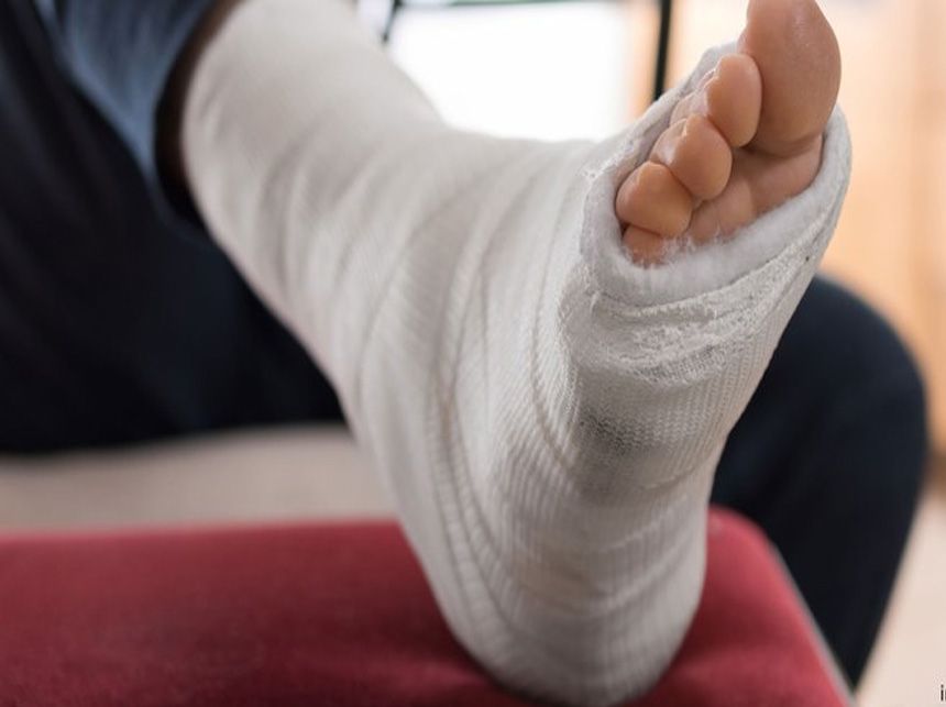 Pedestre que ficou com sequelas após perfurar pé em via pública do DF deve ser indenizado