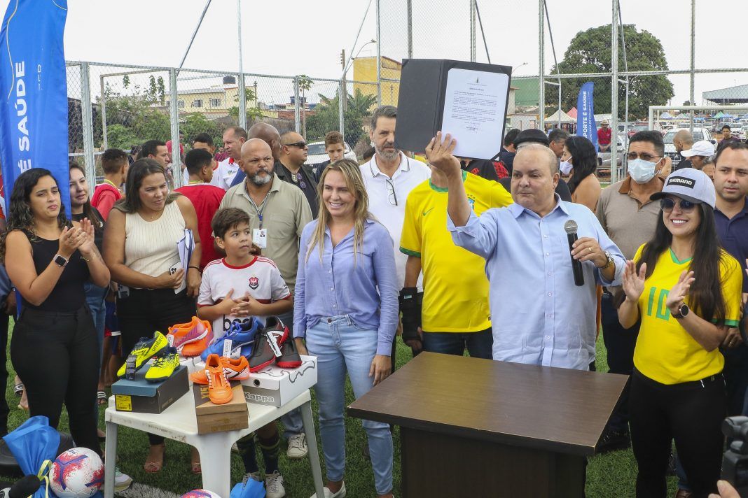 Ibaneis inaugura campo sintético e anuncia 20 quadras de areia no DF