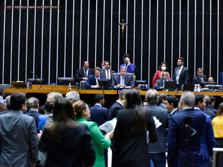 Câmara aprova texto-base de MP que prevê internet gratuita para alunos carentes da rede pública