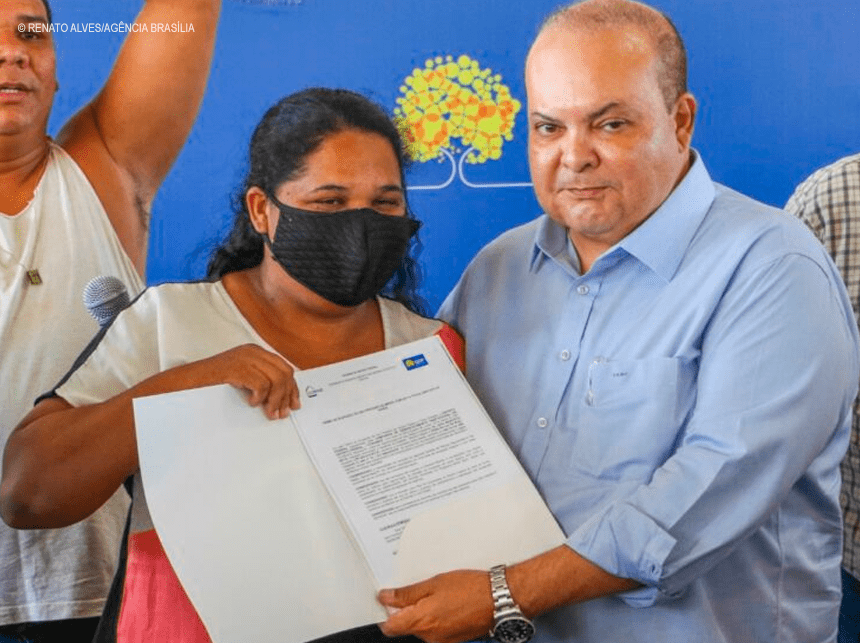 Moradores do Morro do Sabão ganham lotes e saem da irregularidade