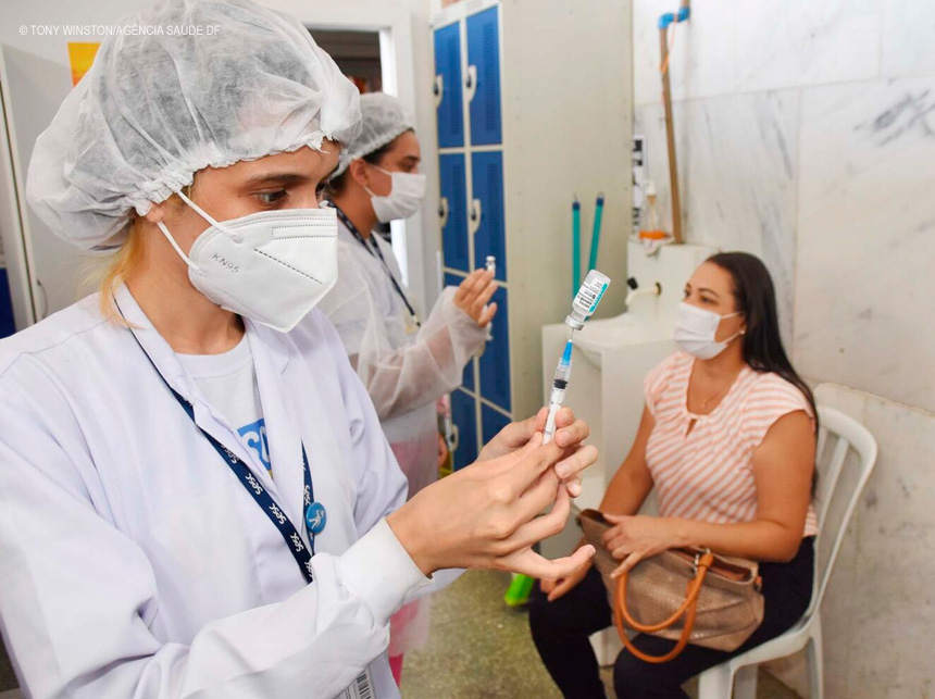 Estações do metrô oferecem vacina contra a covid-19