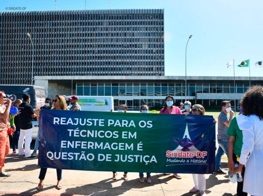 Por recomposição salarial, servidores de nível médio protestam no DF