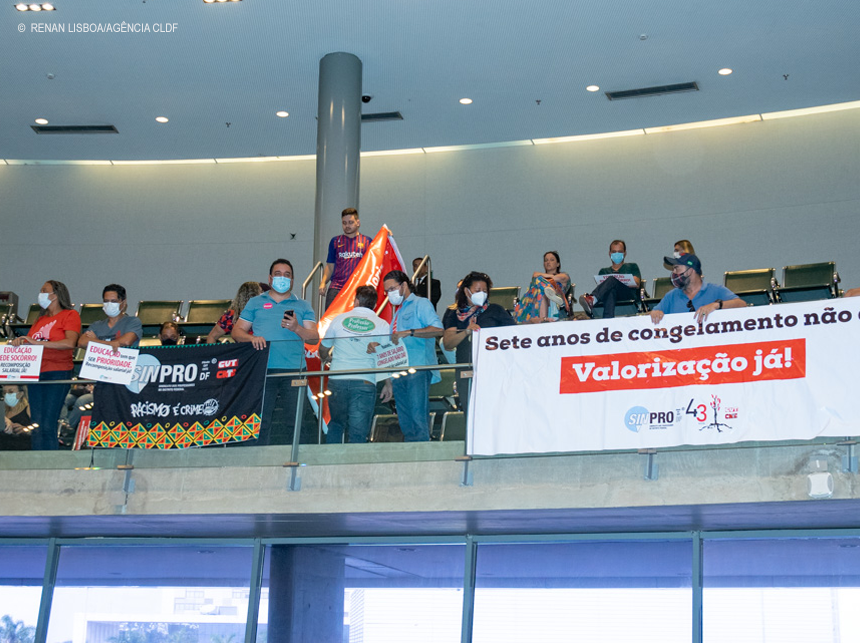 Deputados pedem recomposição salarial para professores