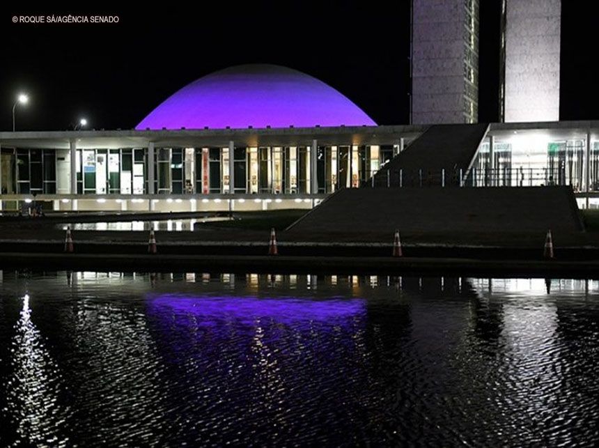 Congresso ganha iluminação roxa para marcar o Dia Mundial da Doença Inflamatória Intestinal