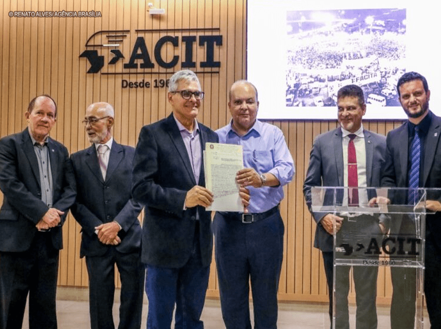 Ibaneis entrega as primeiras escrituras do Desenvolve-DF