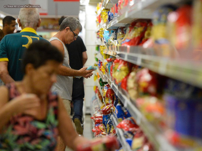 Empresas reduzem embalagens e qualidade para repassar custos