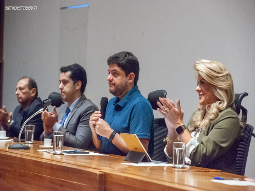 Trabalhadores do Hospital Daher são homenageados por atuação durante a pandemia