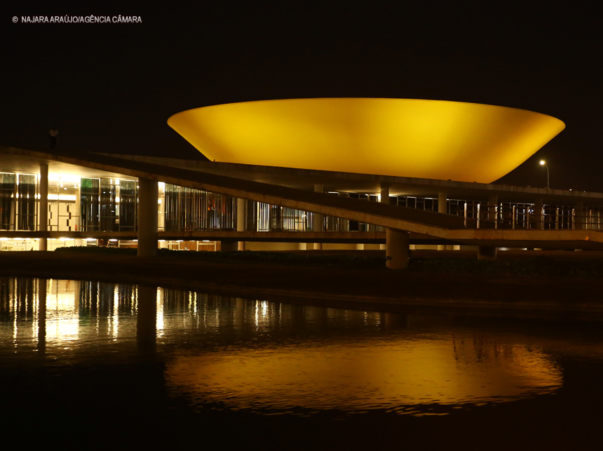Iluminação amarela na Câmara integra campanha de luta contra as hepatites virais