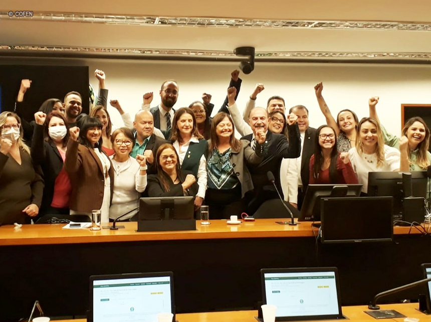 Comissão especial aprova PEC do Piso da Enfermagem