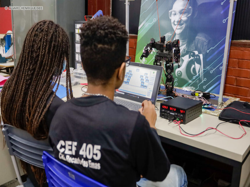 Alunos da rede pública criam robôs com habilidade de fala
