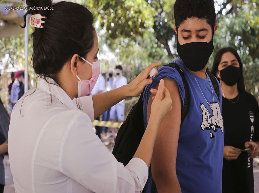 Mortes de adolescentes caem em fase crítica da terceira onda de covid