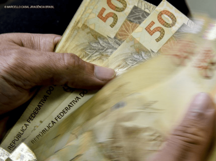 Presidente sanciona lei que libera consignado para o Auxílio Brasil