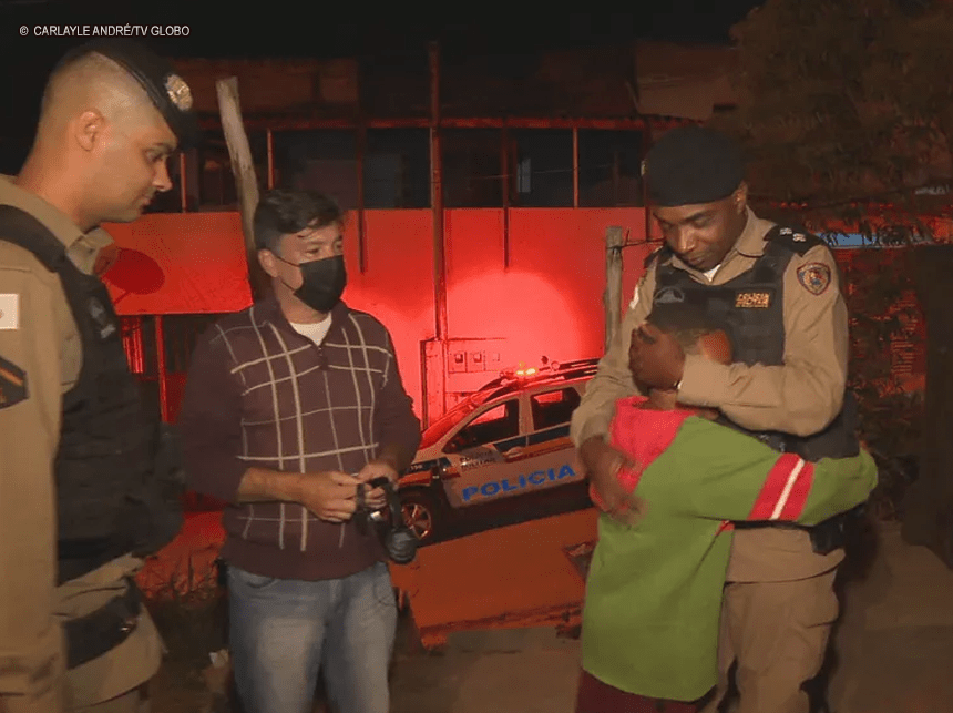 Menino de 11 anos liga para polícia na Grande BH pedindo comida: ‘Estamos com fome!’