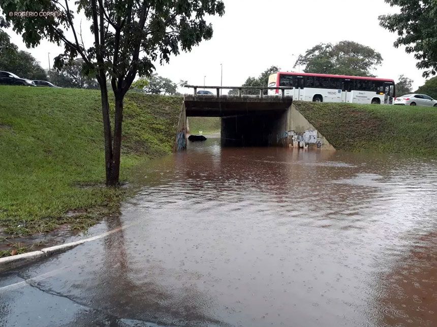 Ibaneis licita obra para resolver problemas de alagamentos no Plano Piloto