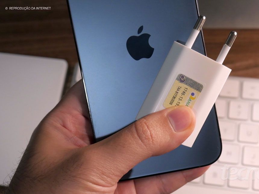 Ministério da Justiça proíbe venda de iPhone sem carregador de bateria
