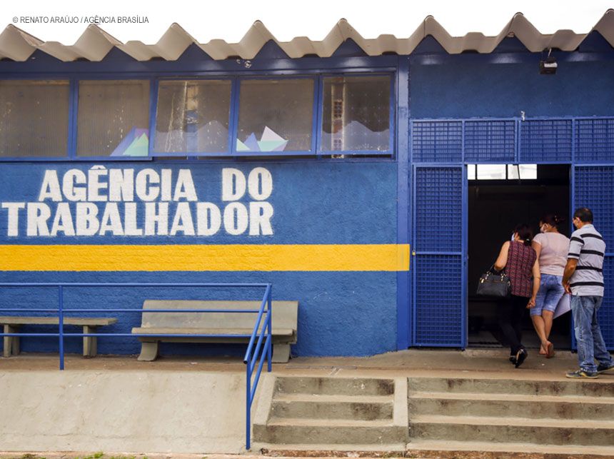 Procurando emprego? Mais de 800 vagas estão disponíveis nesta sexta-feira (26)