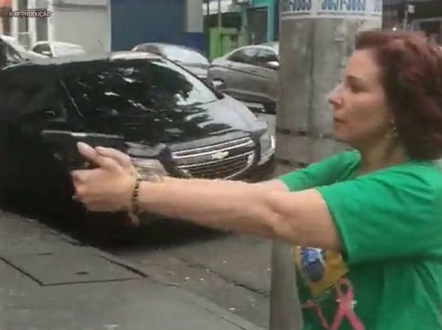 PF cumpre mandados de busca de armas da deputada Carla Zambelli