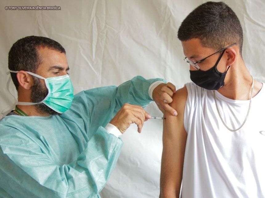 Cerca de 60 mil adolescentes deixaram de tomar 2ª dose da vacina contra covid