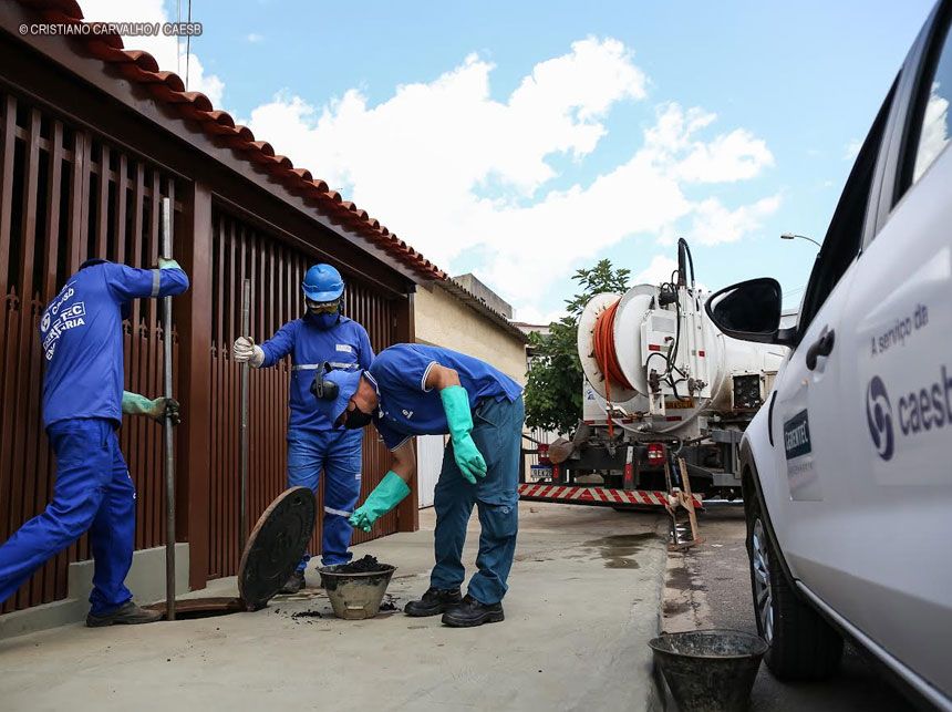 Caesb alerta para riscos de água da chuva na tubulação de esgoto