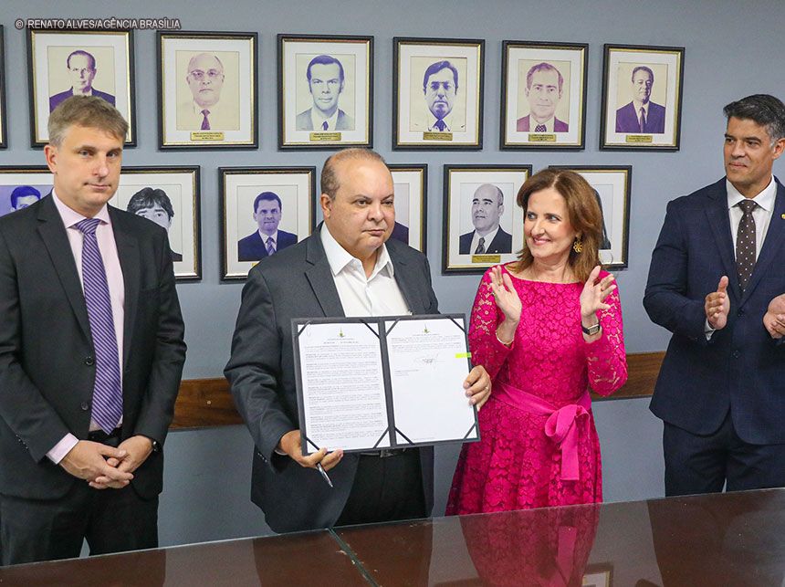 Ibaneis promove 45 procuradores de Justiça e abre vagas para novos servidores