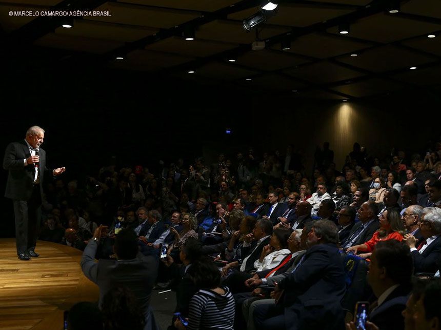 Lula se encontra com parlamentares e diz que vai dialogar