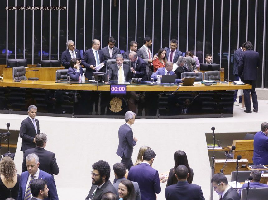 Câmara pode votar, nesta quinta (10), projeto que libera recursos para piso da enfermagem