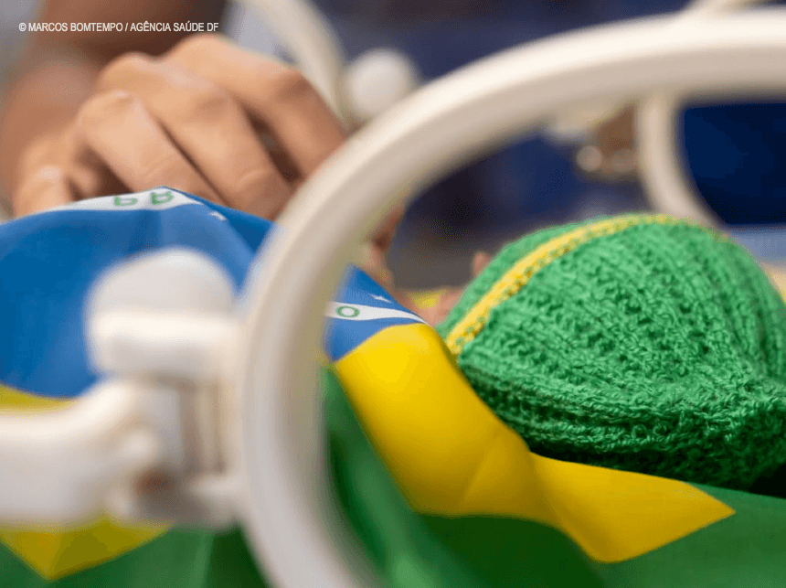 Bebês de UTI neonatal vestem a camisa na torcida pelo hexa