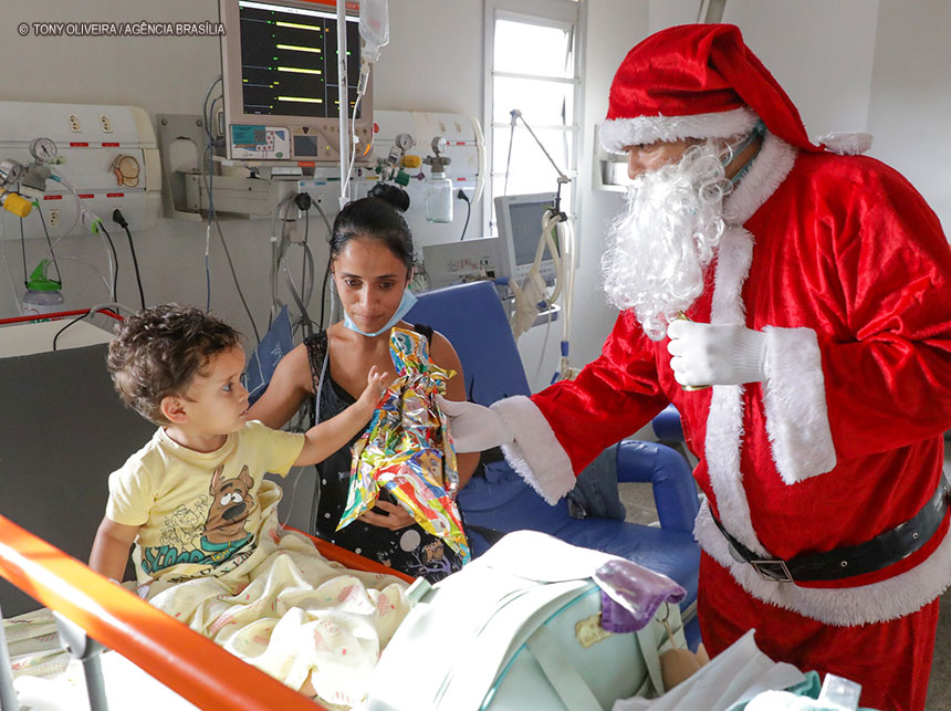 Papai Noel e música levam alegria ao Hospital Regional de Planaltina