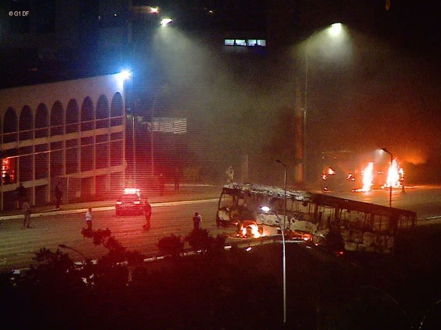 Vândalos golpistas bolsonaristas tentam invadir prédio da PF e incendeiam carros e ônibus no DF
