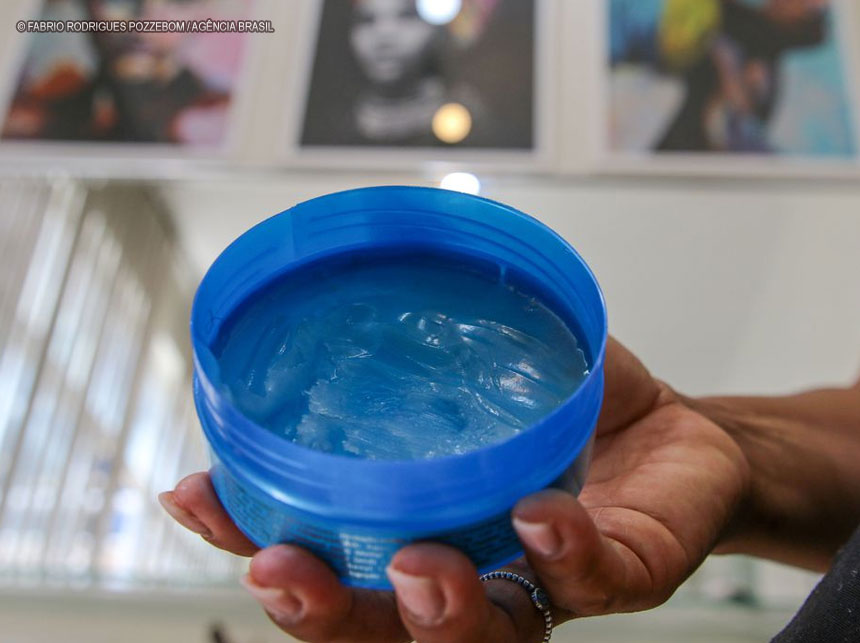 Relatos de cegueira levam Anvisa a proibir venda de pomadas capilares